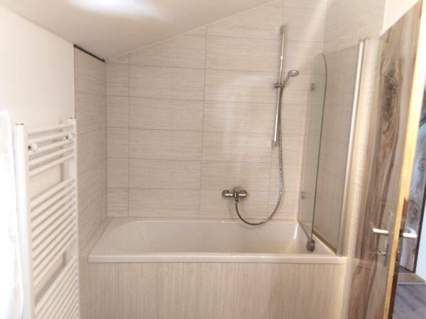 Ampio bagno con vasca e doccia