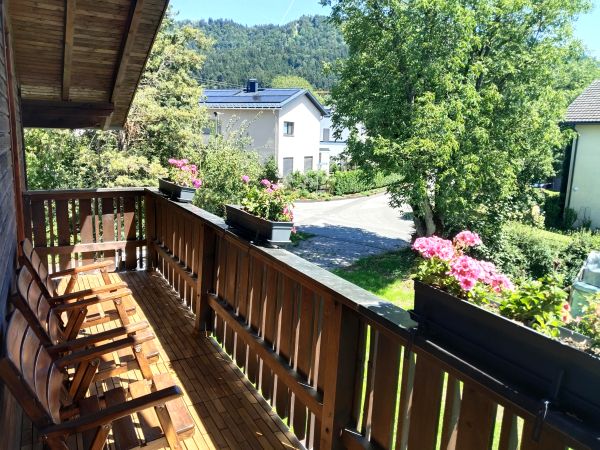 Balcone soleggiato con vista sui dintorni